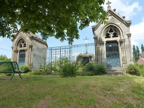 Les deux chapelles et la croix au dessus de la grotte au lieu dit La Croix de Fer